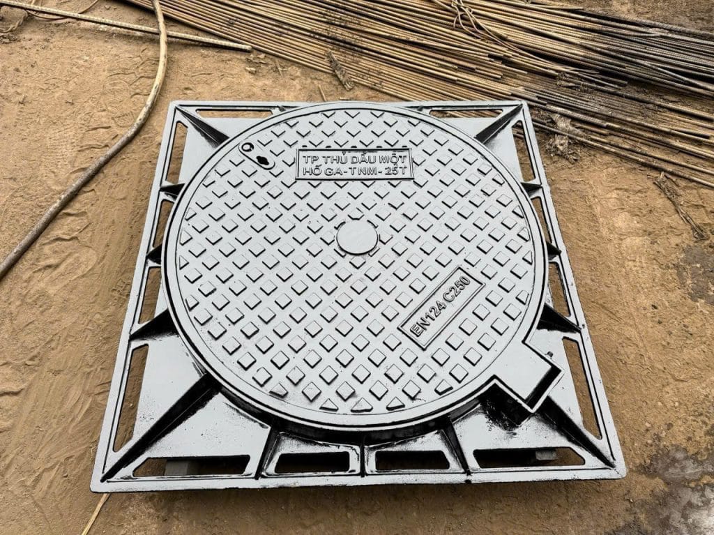 Gang cầu là gì? Ưu điểm, đặc tính và ứng dụng trong xây dựng 1 Gang cầu dùng sản xuất: nắp hố ga, song chắn rác, khung bể cáp viễn thông - VLXD THÀNH PHONG